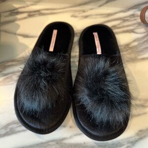 NWOT ✨ Victoria’s Secret Slippers with Furry Pom Pom